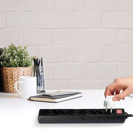 8 Holes Socket Whit Switch (3G 1.5MM2 X 1.5M ) Polybag With Card Black 